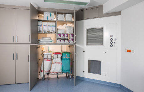 "Durchfahrtschrank" zur Abfallentsorgung vom OP-Raum zum Abtransport, rechts oben fachgerechte Verkleidung/Deckenanpassung der Klimaanlage incl. Revisionsklappe