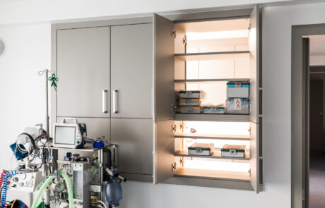 geräumiger Medizinschrank mit Innenbeleuchtung