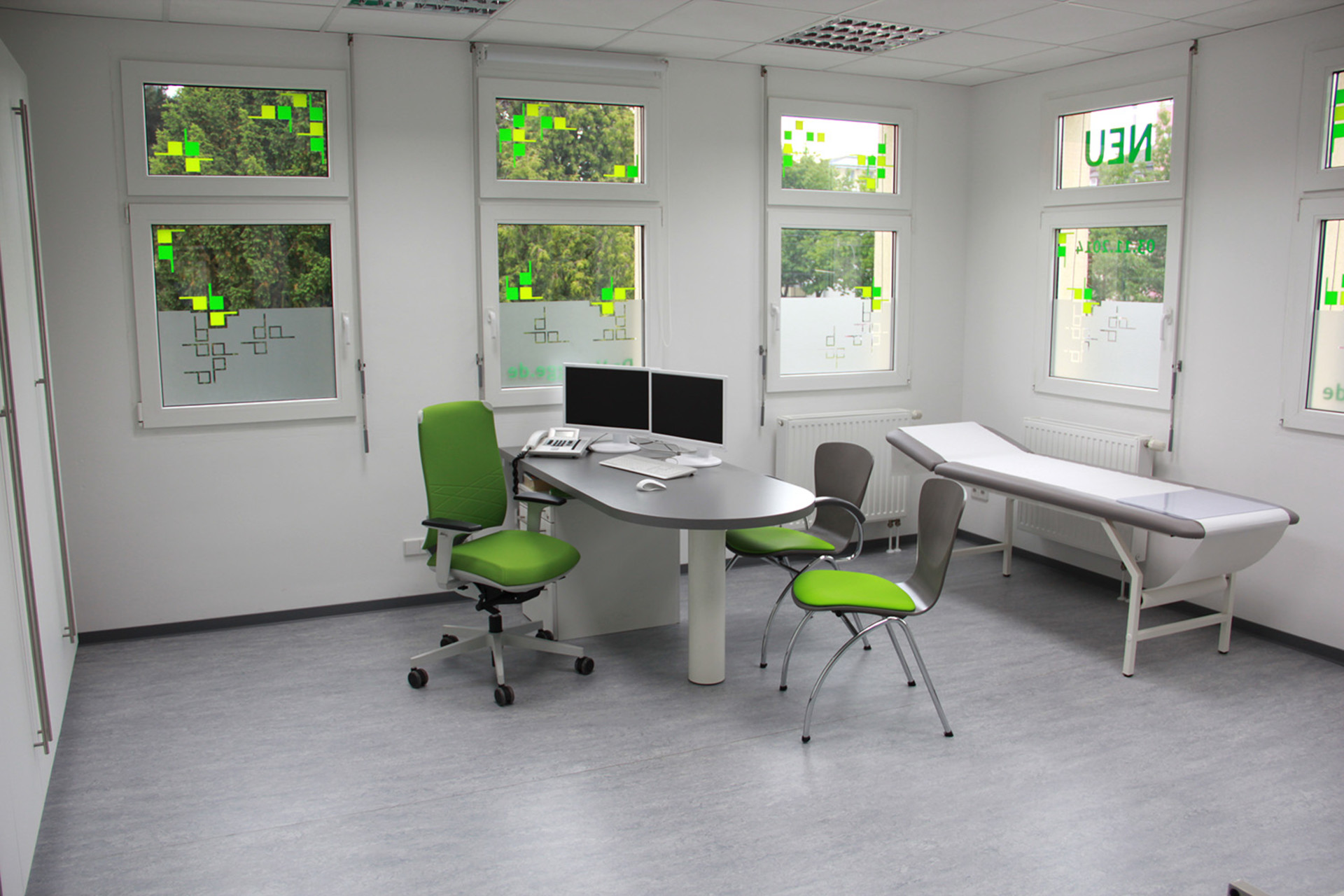 Behandlungszimmer mit Arzt- und Beratungsplatz in cleanem Design