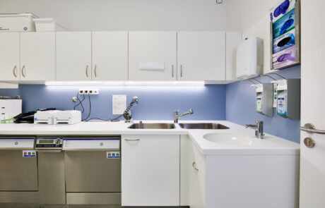 Arbeitszeile im Sterilbereich mit integriertem Waschbecken