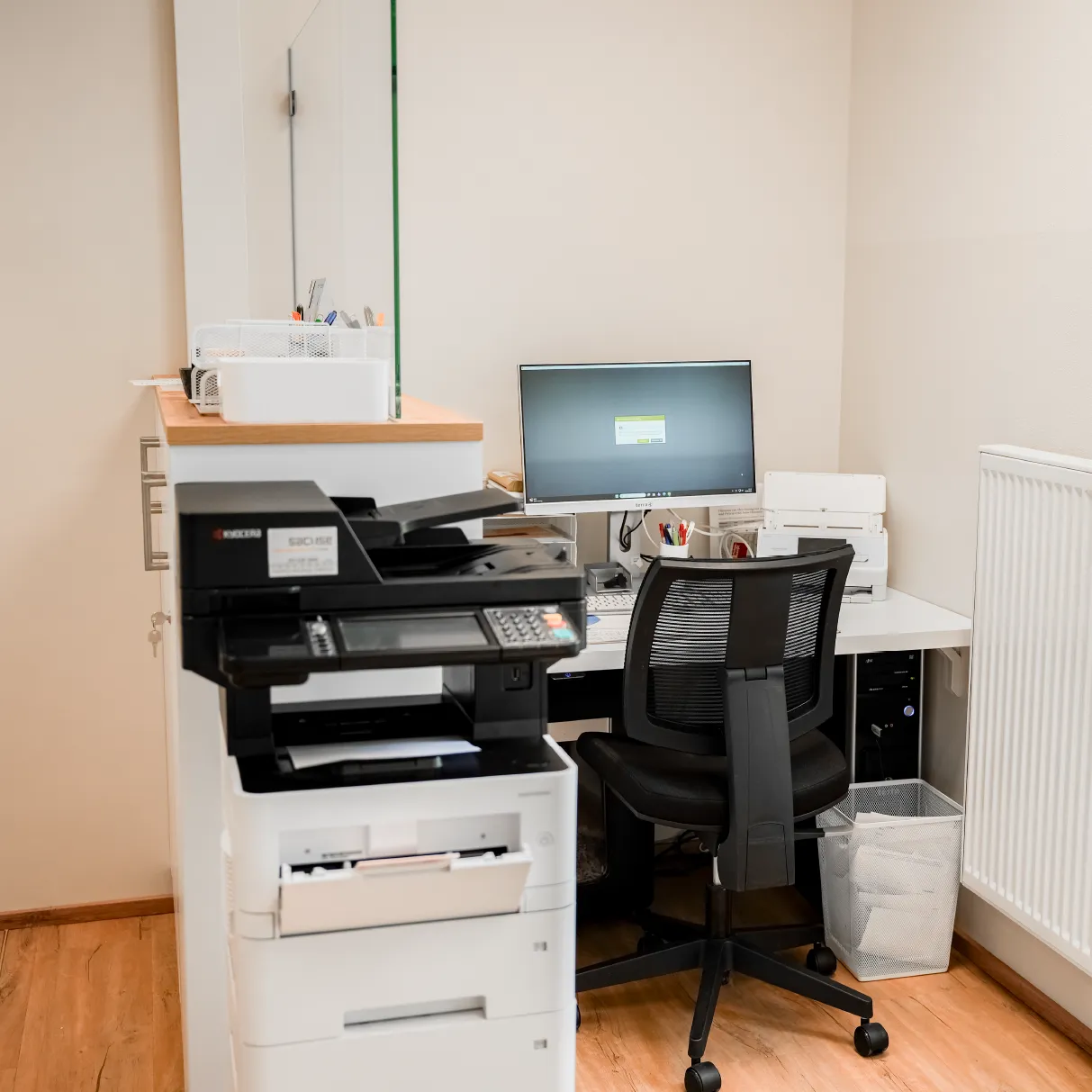 Backoffice-Arbeitsplatz - geschützt im Empfangsbereich der Praxis integriert