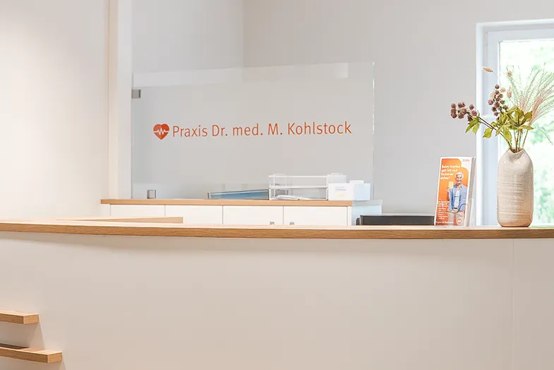 Glastrenner in Milchglasoptik und Logo